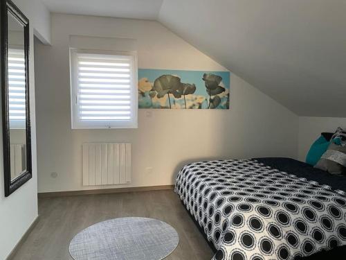 une chambre avec un lit et une fenêtre dans l'établissement Loft Bellevue, à Saint-Louis