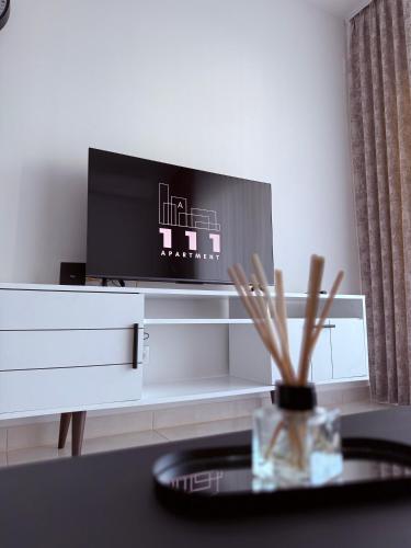 Телевизор и/или развлекательный центр в 111 apartment