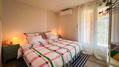 une chambre avec un grand lit et une fenêtre dans l'établissement Maison LeFleur, à Nice