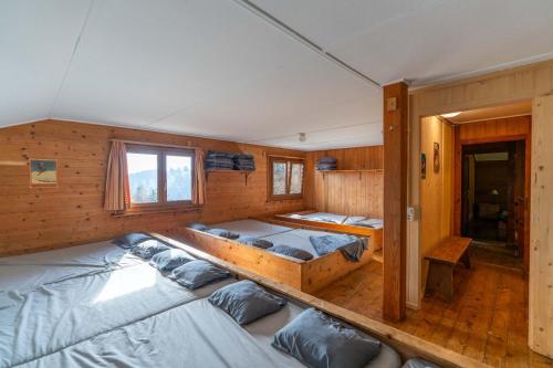 Postel nebo postele na pokoji v ubytování Chalet Ski-Club Romand Bienne