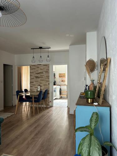 une cuisine et un salon avec une table et des chaises dans l'établissement YOUSRA Appartement, à Poitiers