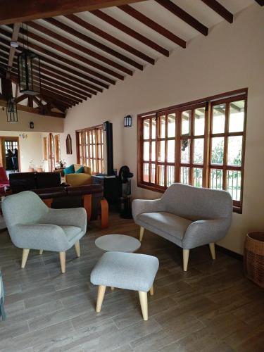 a living room with two chairs and a couch at Finca MonteSer in Jardin