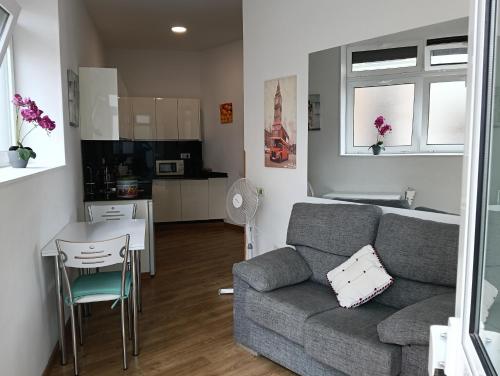 a living room with a couch and a table and a kitchen at Apartamento San Francisco in Santa Cruz de la Palma