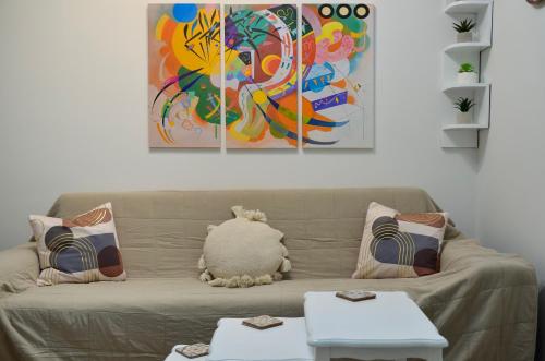 Et opholdsområde på Main Street Retreat Apartment with Free Parking