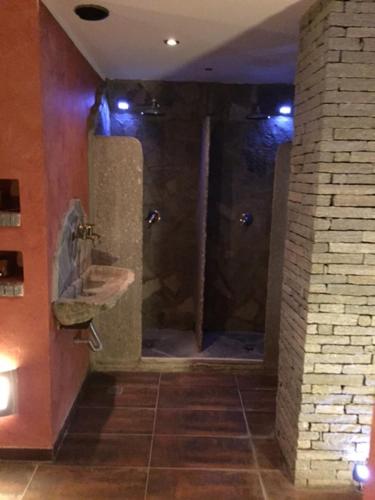ein Badezimmer mit Dusche, Toilette und Waschbecken in der Unterkunft Hotel Sciatori in Sestriere