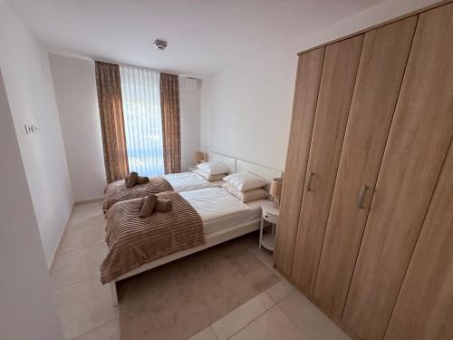 Кровать или кровати в номере 111 apartment