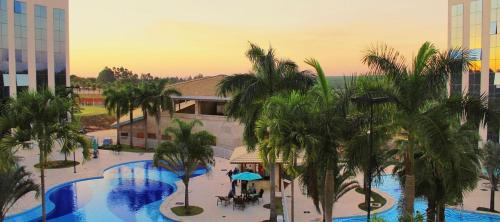 an aerial view of a resort with palm trees at Apartamento Parque do Peão in Barretos
