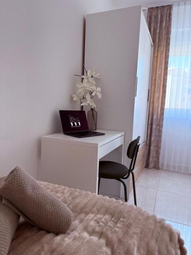 Кровать или кровати в номере 111 apartment