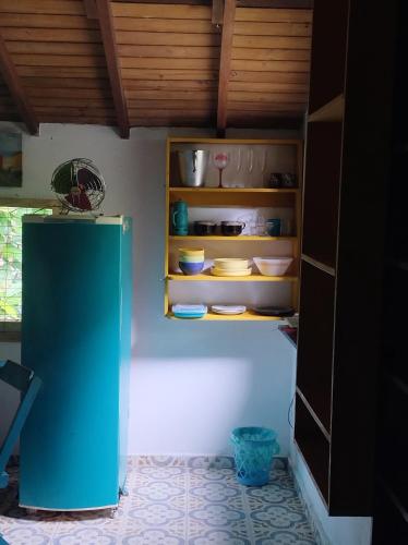 een blauwe koelkast in een keuken met een plank bij Sitio Flor do Coriscão Paraty in Paraty