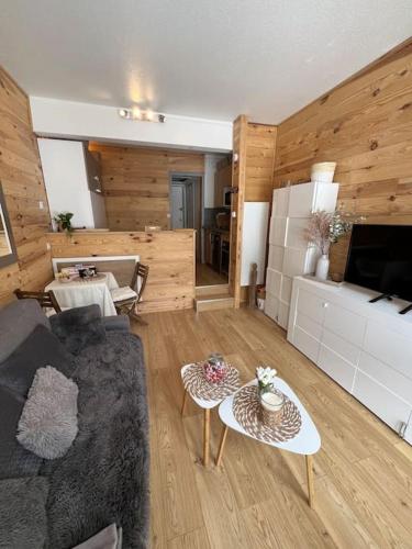 un salon avec un canapé et une table dans l'établissement Studio front de neige pelevos, à Isola