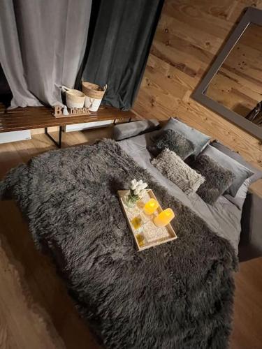 - un lit avec un plateau de nourriture dans l'établissement Studio front de neige pelevos, à Isola