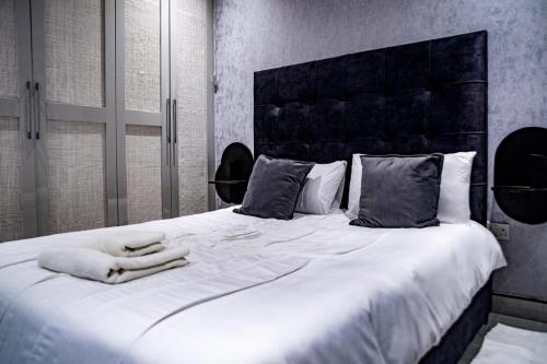 Ένα ή περισσότερα κρεβάτια σε δωμάτιο στο Amour Luxury Villas- Lerato Villa