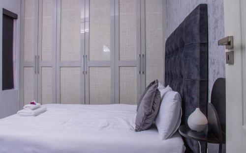 Ένα ή περισσότερα κρεβάτια σε δωμάτιο στο Amour Luxury Villas- Lerato Villa