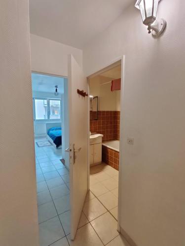 Cette chambre dispose d'un couloir, d'une chambre et d'une salle de bains. dans l'établissement T2 Strasbourg centre - Marché de Noël, à Strasbourg