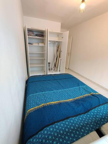 - une chambre avec un lit bleu dans l'établissement T2 Strasbourg centre - Marché de Noël, à Strasbourg