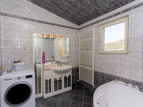Kúpeľňa v ubytovaní MY DALMATIA - Sport and Spa villa Neoric with private heated pool and tennis court