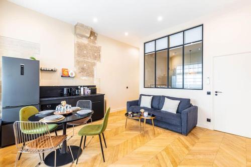 un salon avec une table et un canapé dans l'établissement comme une maison - Invalides-Musée Rodin, à Paris