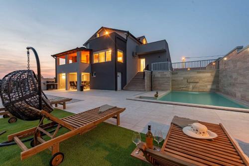 Πισίνα στο ή κοντά στο MY DALMATIA - Villa Pezer with heated swimming pool, sauna and Jacuzzi