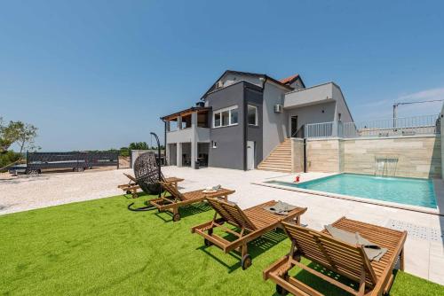 Πισίνα στο ή κοντά στο MY DALMATIA - Villa Pezer with heated swimming pool, sauna and Jacuzzi