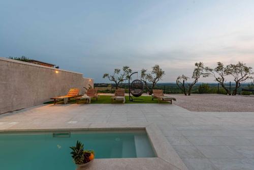 Πισίνα στο ή κοντά στο MY DALMATIA - Villa Pezer with heated swimming pool, sauna and Jacuzzi