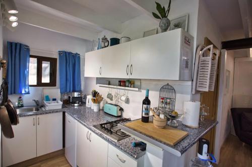 a kitchen with white cabinets and a counter top at Finca Vino Tinto 4 in Icod de los Vinos
