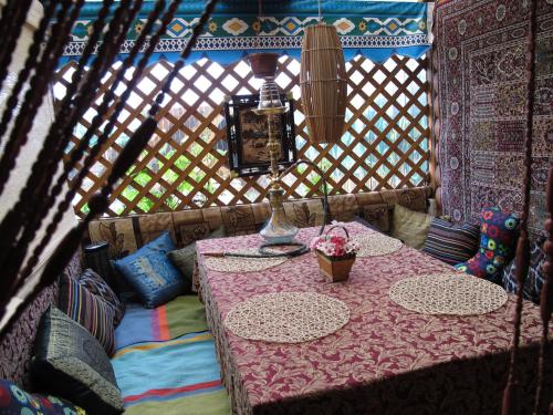 una habitación con una mesa en una yurta con mesa de mesa en Pit Stop, en Poddubki