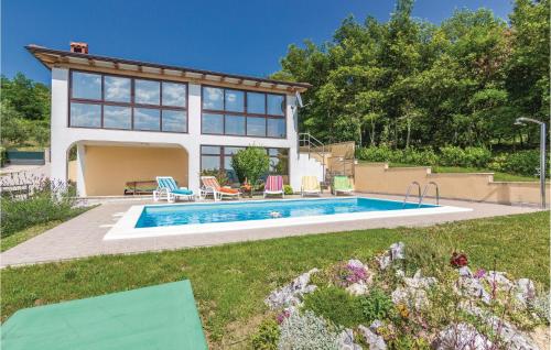 a house with a swimming pool in a yard at Awesome Home In Meloni With Sauna in Karojba