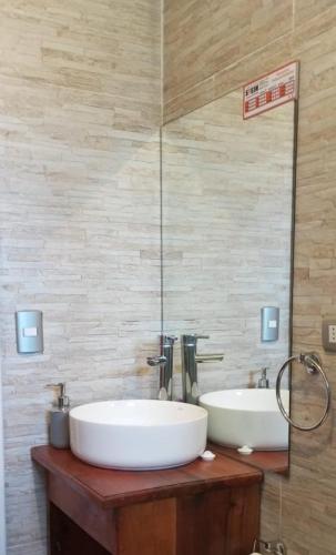 a bathroom with two sinks on a wooden counter at Cabañas Casa Torres in Curacautín