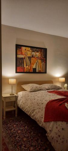 une chambre avec un lit et un tableau au mur dans l'établissement L'écrin Urbain, à Strasbourg