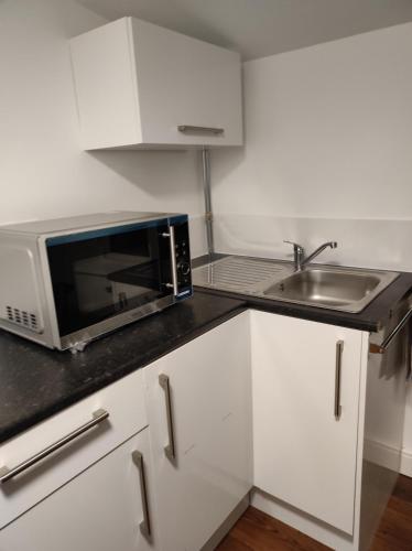 a kitchen with a microwave and a sink at Brookfield in Malmesbury