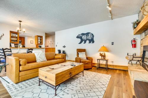 Coin salon dans l'établissement Charming Vail Condo with Patio and Mountain Views