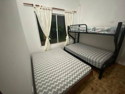 a room with two bunk beds and a window at Finca Villa Rosita Guamal - Meta in Guamal