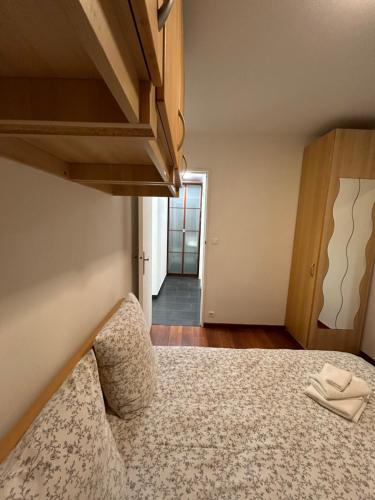 ein kleines Zimmer mit einem Bett und einem Flur in der Unterkunft Appartement près de Paris et Disneyland in Boissy-Saint-Léger