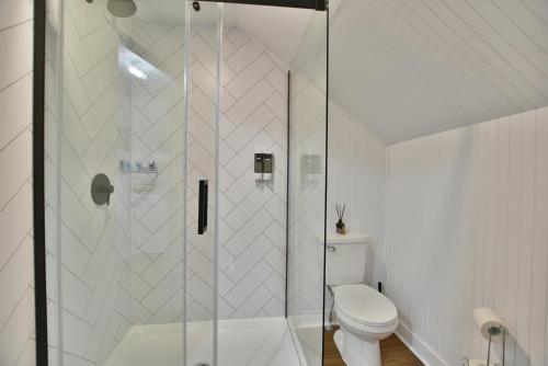 a bathroom with a shower and a toilet at Chambre 302 de l'hôtel Victoria confortable et moderne in Saint-Pascal