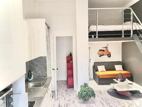 Ce petit appartement comprend une mezzanine et une petite chambre. dans l'établissement Malyandco, à Nice