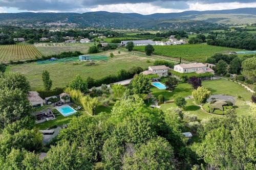 une vue aérienne d'un domaine avec une ferme dans l'établissement L'ancien poulailler- The Old Hen House, à Saint-Saturnin-lès-Apt