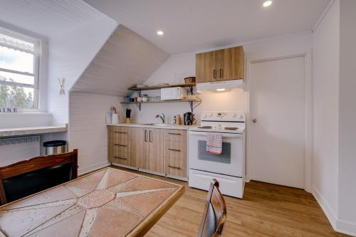 a kitchen with a white stove top oven next to a window at Chambre 302 de l'hôtel Victoria confortable et moderne in Saint-Pascal