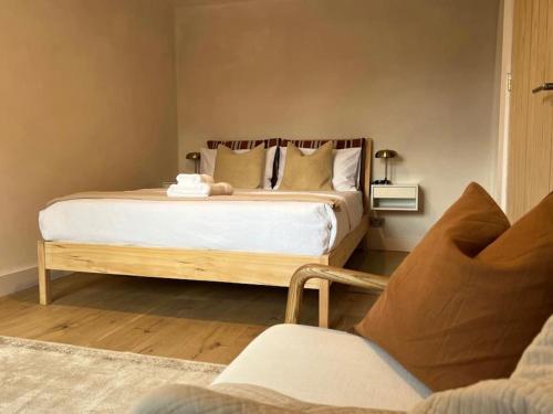 Ένα ή περισσότερα κρεβάτια σε δωμάτιο στο A Cozy Home Away from Home