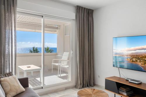 Sea view 2-bedroom apartment with pool