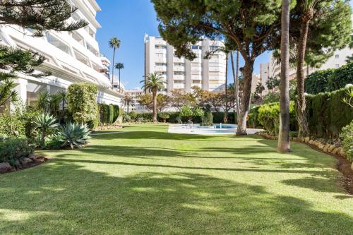 Sea view 2-bedroom apartment with pool