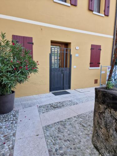 a building with a black door and purple windows at Il Vicoletto in Marostica