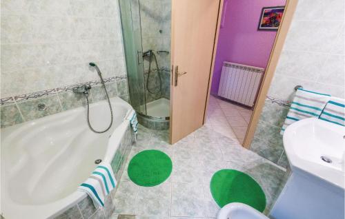 Bilik mandi di Nice Home In Drazice With Wifi