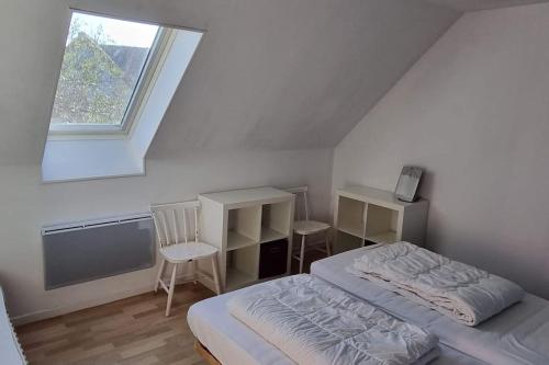 a bedroom with a bed and a desk and a window at Villa les Oyats- 6 couchages à 200 m de la plage in Wissant