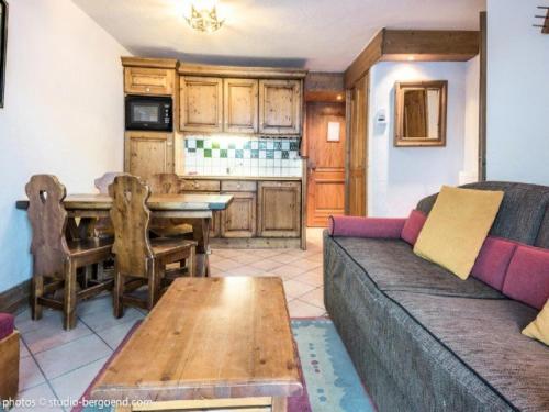 un salon avec un canapé et une table dans l'établissement Chalet De La Place - CHALET DE LA PLACE E8 MAE-4761, à Arc 1800