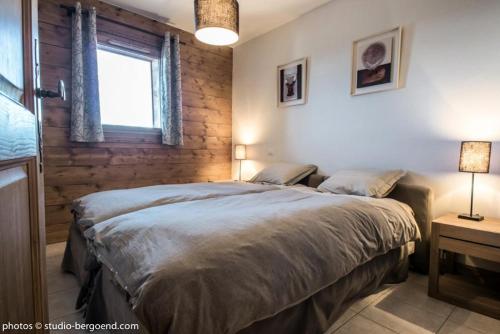 une chambre avec un grand lit et une fenêtre dans l'établissement Résidence Iseran - ISERAN 19 MAE-9961, à Arc 1800