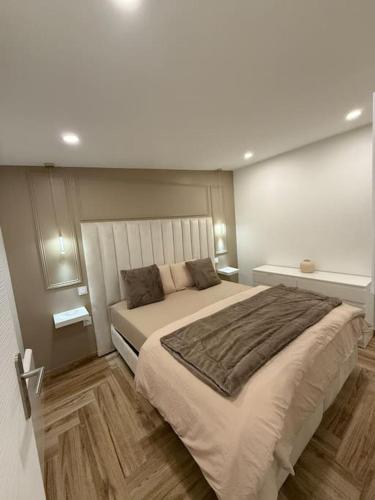 une chambre avec un grand lit dans une pièce dans l'établissement Luxury apartement jacuzzi, à Morsang-sur-Orge