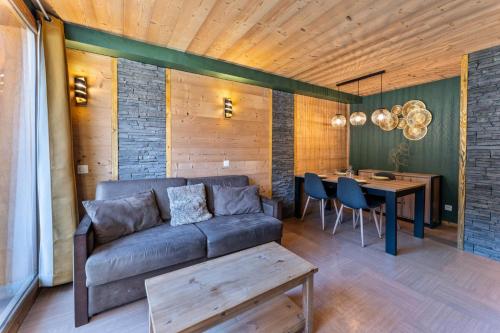 un salon avec un canapé et une table dans l'établissement Résidence Le Parc Des Airelles - Appartement agréable au pied des pistes MAE-5984, aux Orres