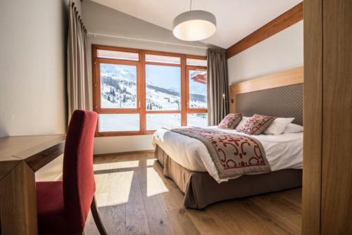 une chambre avec un lit, un bureau et une fenêtre dans l'établissement Résidence Les Monarques - MONARQUES 501 MAE-0011, à Arc 1800