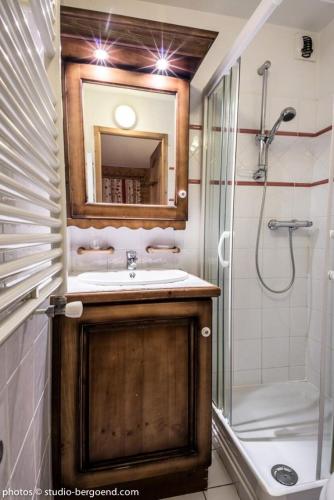 une salle de bain avec un lavabo, une douche et un miroir dans l'établissement Résidence Roselend - ROSELEND B1C MAE-0021, à Arc 1800