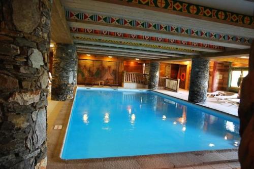 une grande piscine dans un immeuble dans l'établissement Résidence Roselend - ROSELEND B1C MAE-0021, à Arc 1800